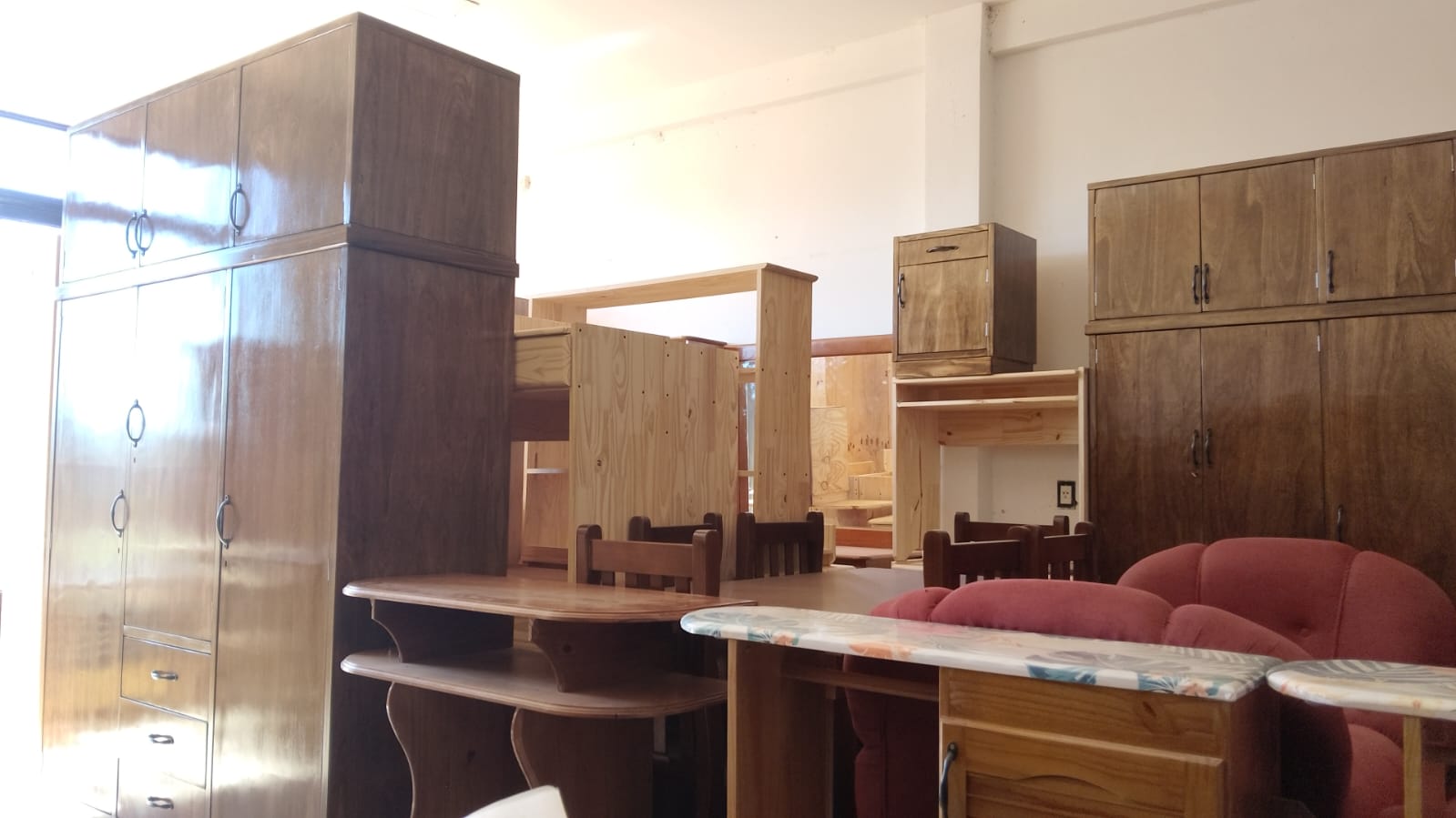 Interior del showroom Hogar y Muebles